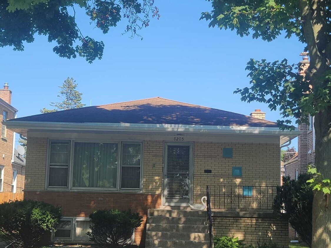 Foto principal - 8205 S Spaulding Ave