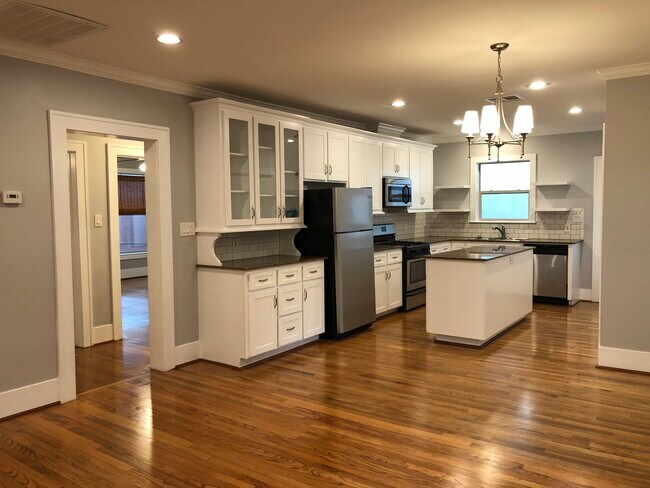 ¡Amplia cocina ideal para recibir invitados! Pasillo que conecta con ambos dormitorios y el baño. - 1712 Blodgett St
