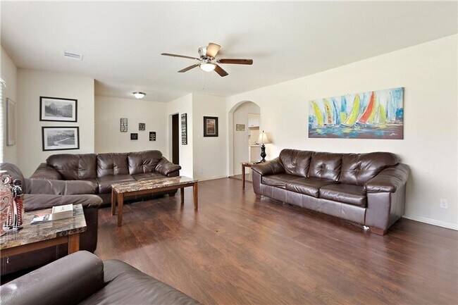 Foto del edificio - Duplex 11 Bedrooms 6 Baths Available August 2025