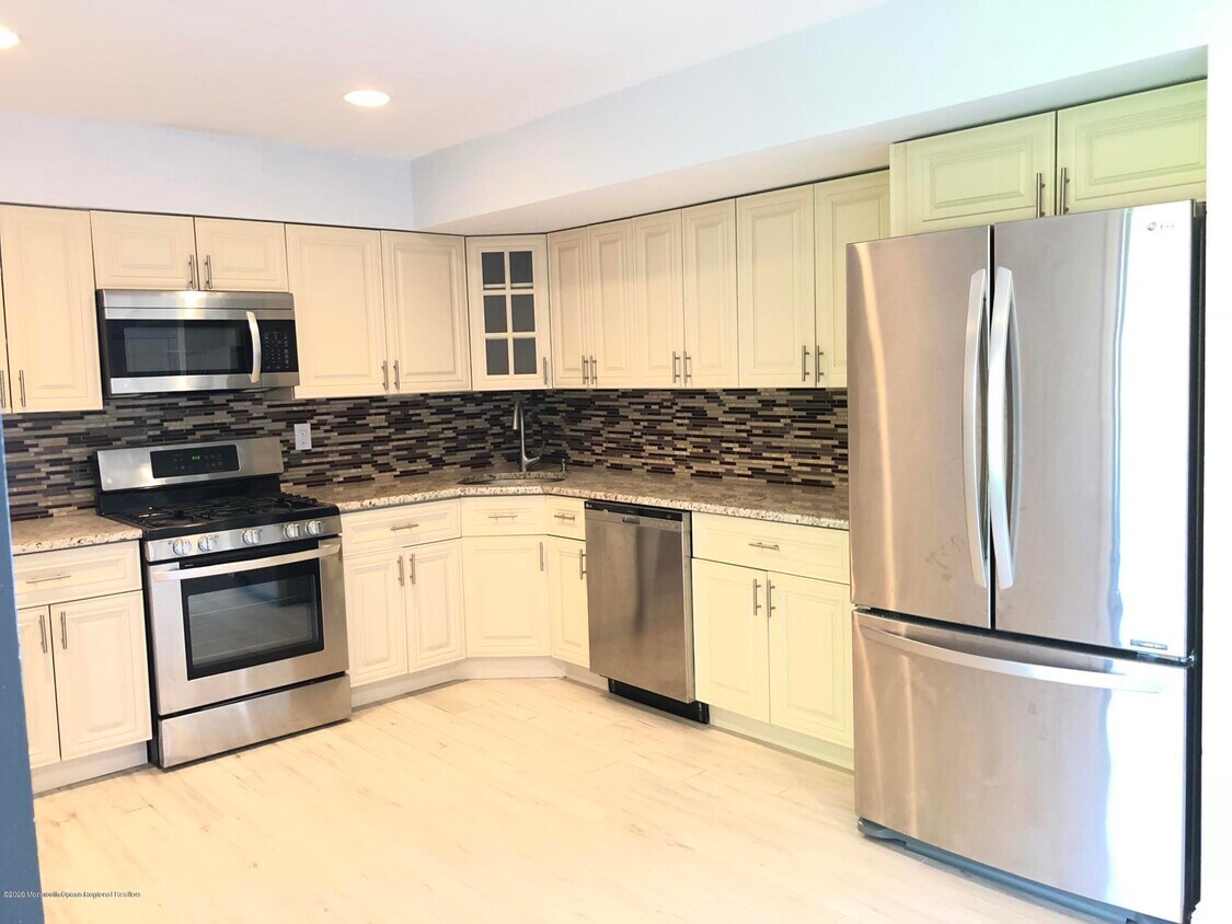 Foto principal - 145 Greenwood Loop Rd