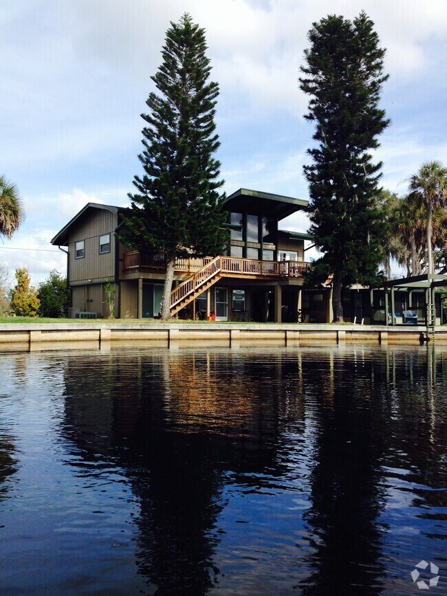Marineland Apartments for Rent with Extra Storage Bradenton, FL 1