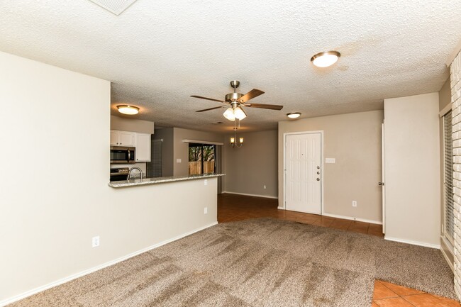 Building Photo - 6635 S Creek Dr