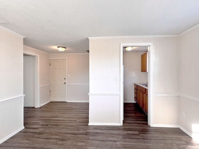 Building Photo - 907 Lake Jessie Dr