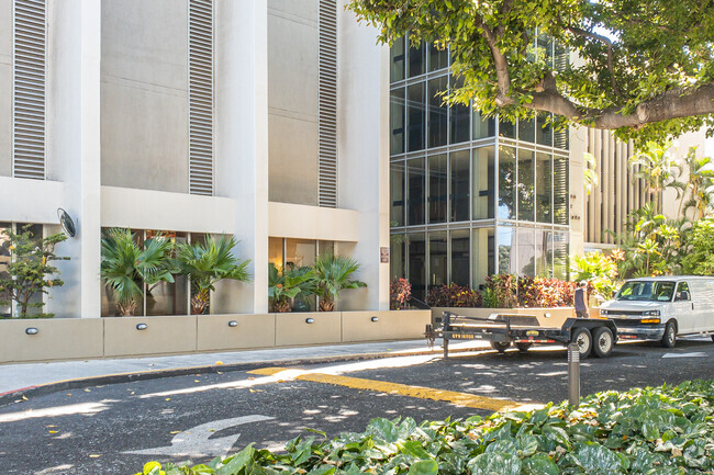 Building Photo - Banyan Tree Plaza