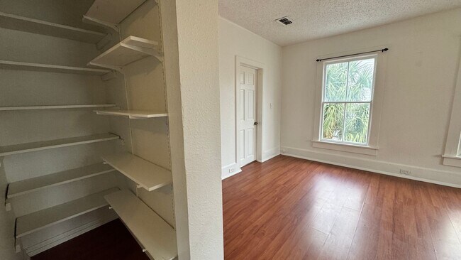 Foto del edificio - 1 Bed and 1 Bath Available! Located in Dow...