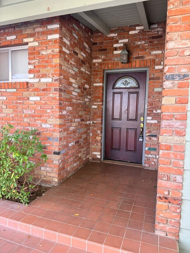 Foto del edificio - Mid-Century Brick Home in Indian Creek- Furnished | 2,366 Sq Ft