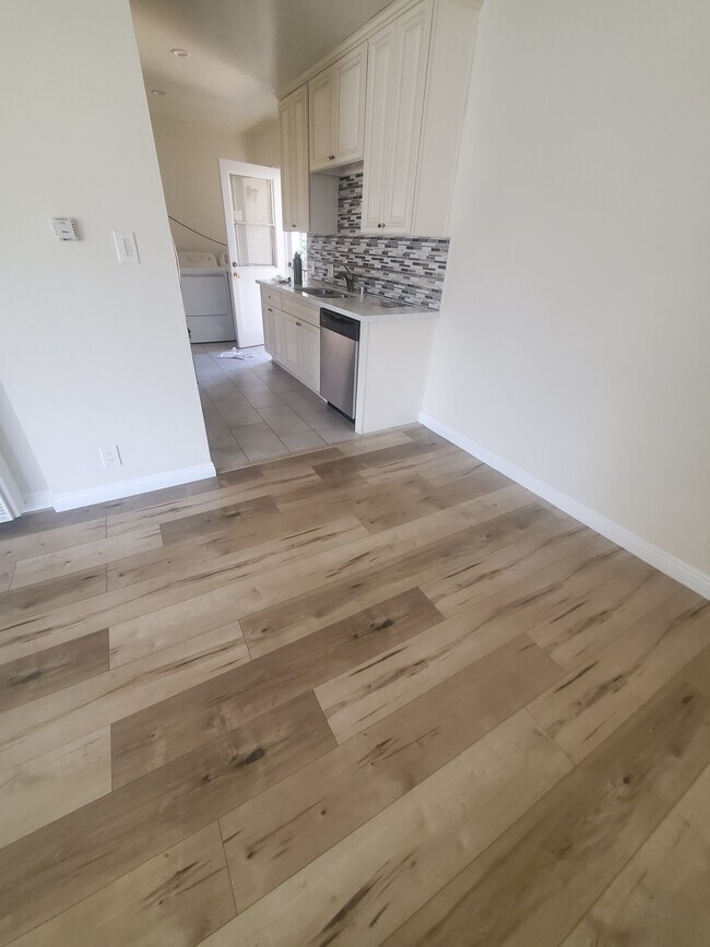 comedor y cocina equipados - 13527 Burbank Blvd