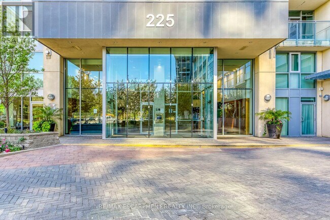 Building Photo - 225-3225 Webb Dr