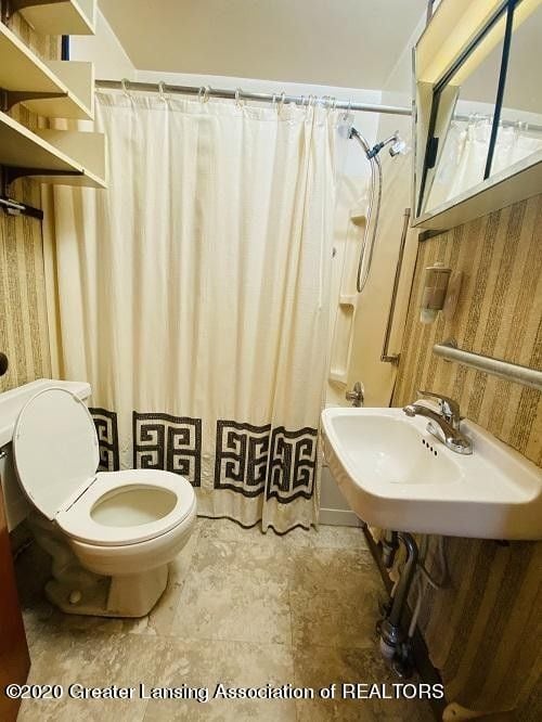 Building Photo - 701 W Holmes Rd