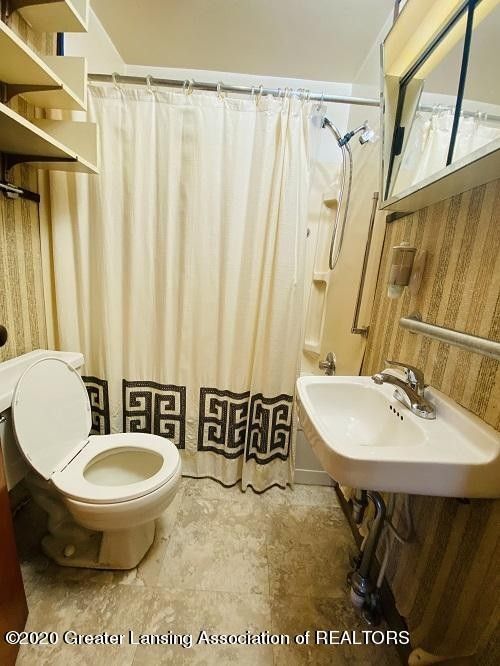 Foto del edificio - 701 W Holmes Rd