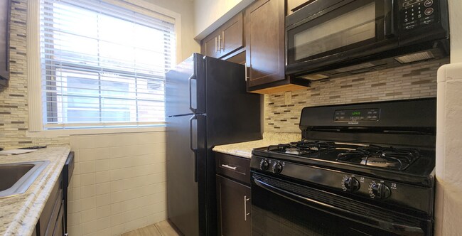 Foto del edificio - 6330-6330 Bancroft Ave