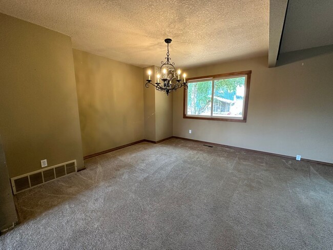 Building Photo - 17155 SW Elsner Road ~ Country Living, Clo...