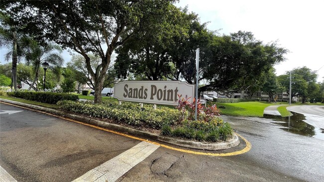 Foto del edificio - 8350 Sands Point Blvd