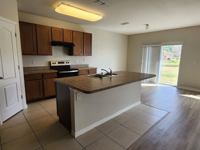 Foto del edificio - Lake Front House 4 Bedroom 3 Bathroom