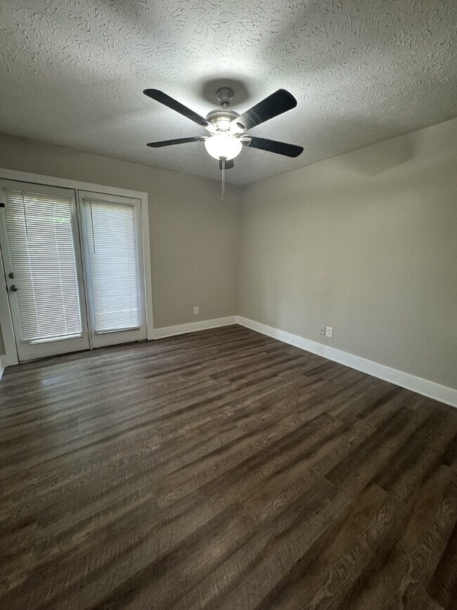 Foto del edificio - North Hall Duplex Coming Soon!
