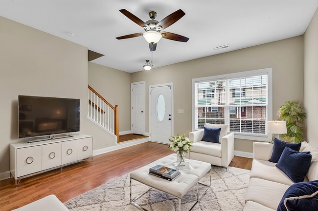 Building Photo - 2 bed, 2.5 bath pet friendly apartment for...