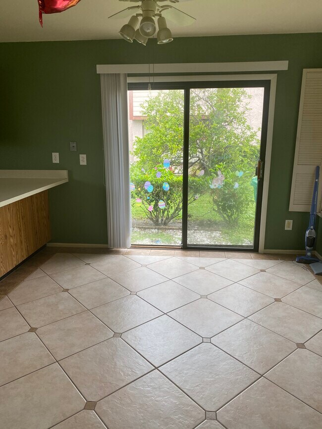 Building Photo - 1557 SE Crayrich Ct