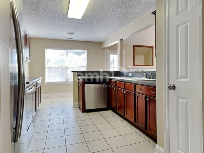 Foto del edificio - 738 Laurel Hill Cir