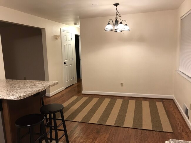 Foto del edificio - 563 Hickory Dr