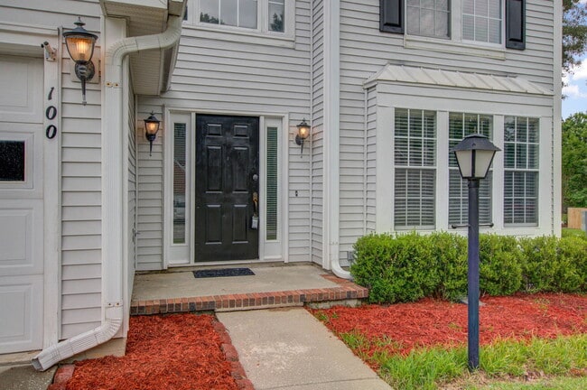 Building Photo - 100 N Pembroke Dr