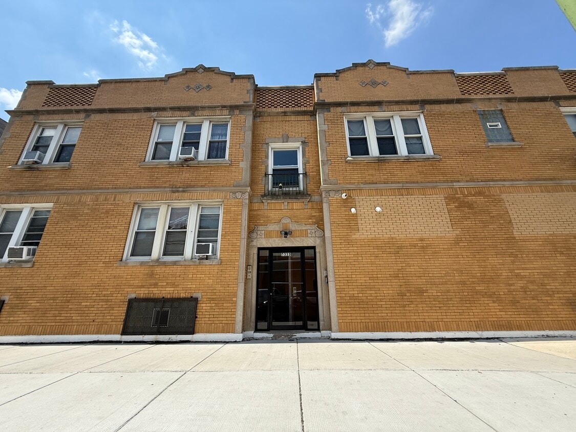 Primary Photo - 5333 W Fullerton Ave