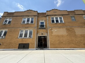 Building Photo - 5333 W Fullerton Ave