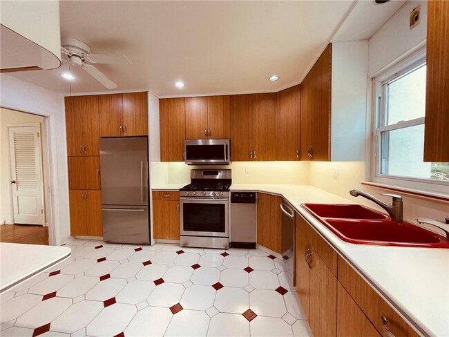 Building Photo - 49 Hommocks Rd
