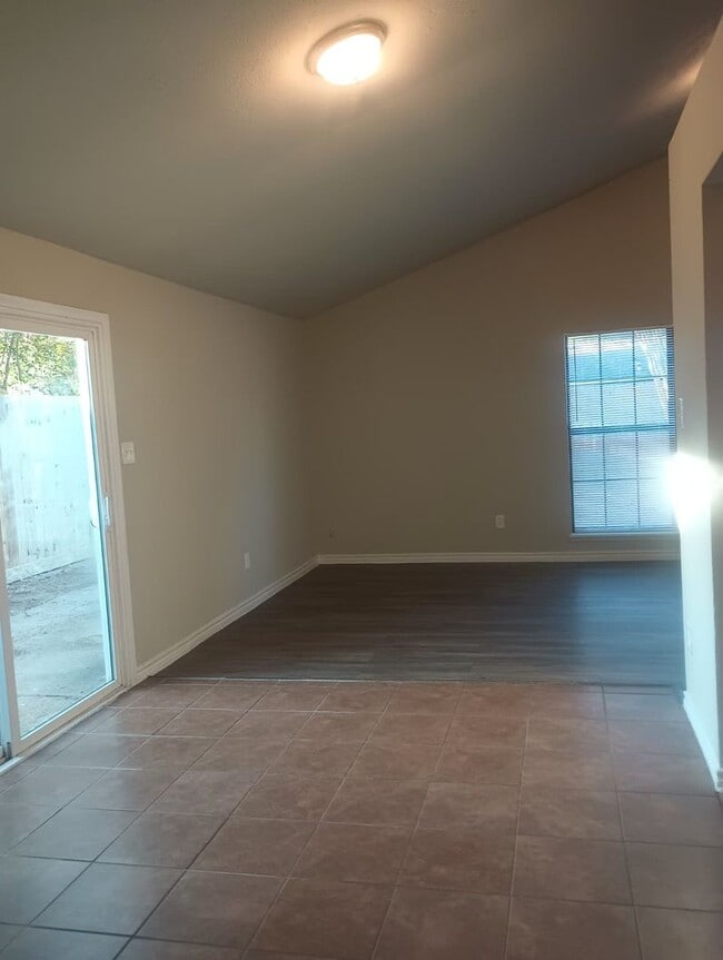 Building Photo - Spacious 3 Bed / 1 Bath in Hockley! Move i...
