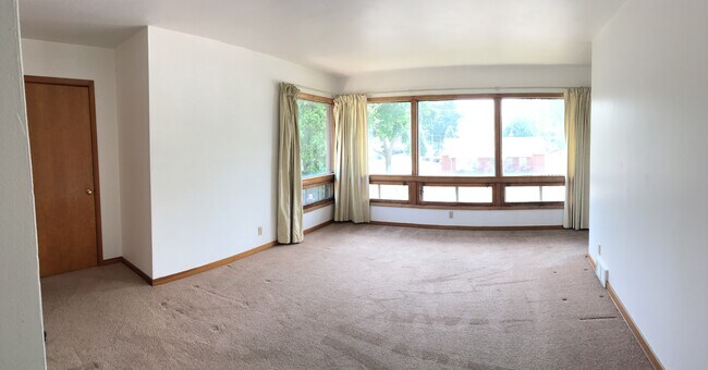 Living Room - 136 W Armour Ave