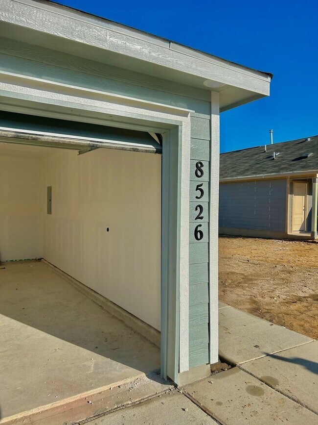 Foto del edificio - 4 Bedroom Single Family Home in San Antonio