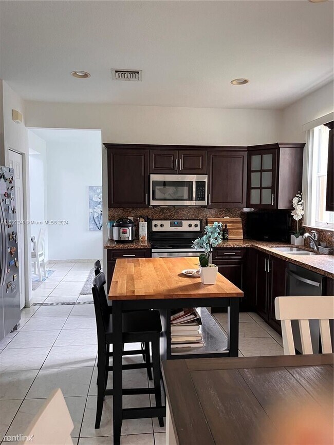 Building Photo - 4 br, 2.5 bath House - 940 Tulip Cir