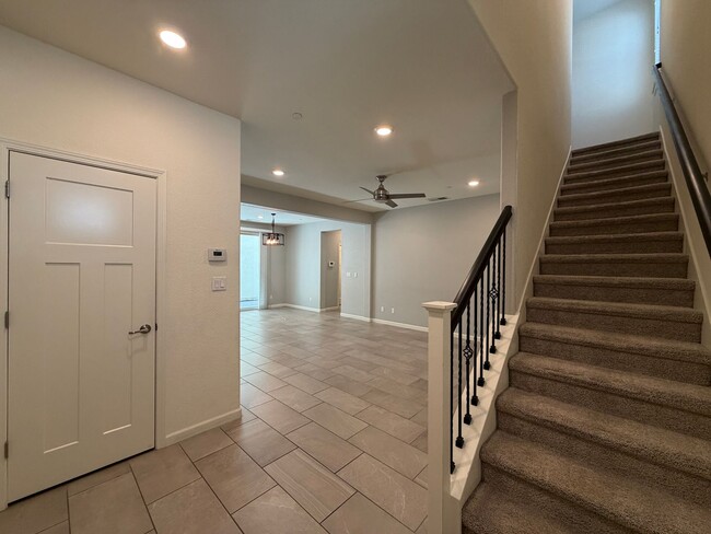 Building Photo - Beautiful 4 Bedroom  home in Fantastic Location