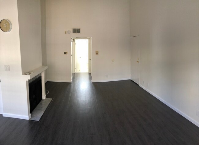 Building Photo - 839 N Hayworth Ave
