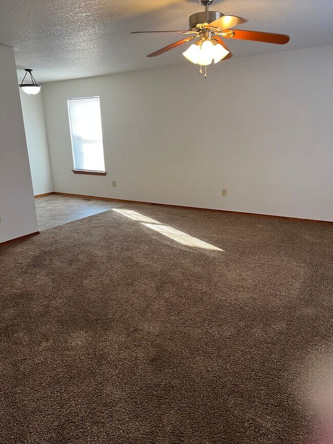 Foto del edificio - 3 bedroom 2 bath Spacious Duplex in great location!