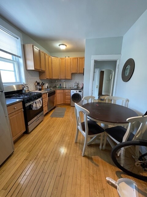 Building Photo - 1441 W Berteau Ave