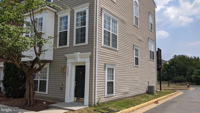Building Photo - 44305 Shehawken Terrace