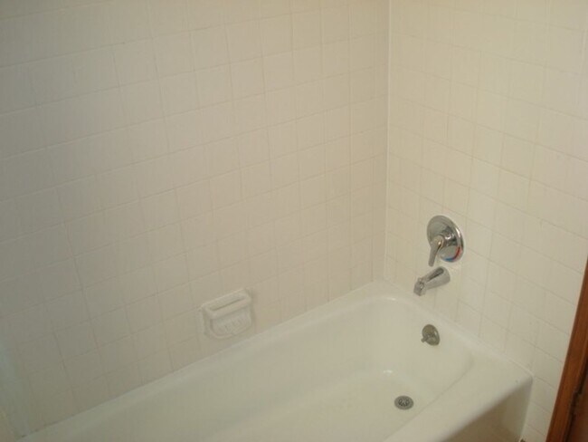 Building Photo - Clean 3 bedroom in Telshor area!