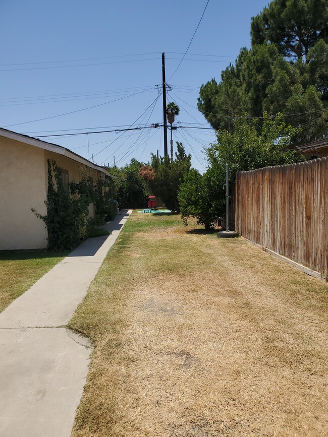 Front Shared Yard - 514 Bates Ave