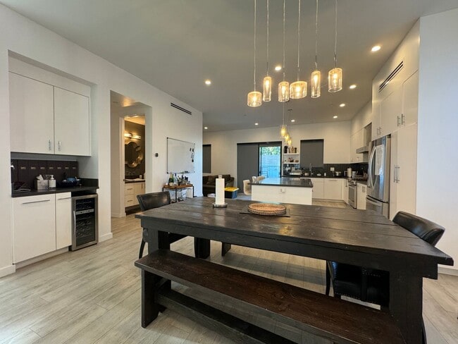 Building Photo - Five Bedroom/Four Bathroom Luxury House in Koreatown