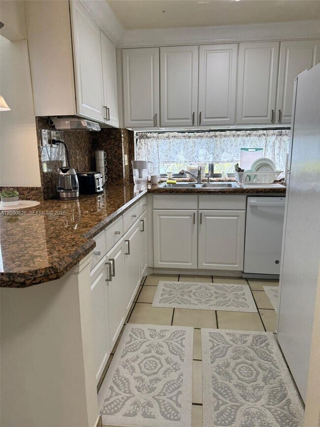 Foto del edificio - 17021 N Bay Rd