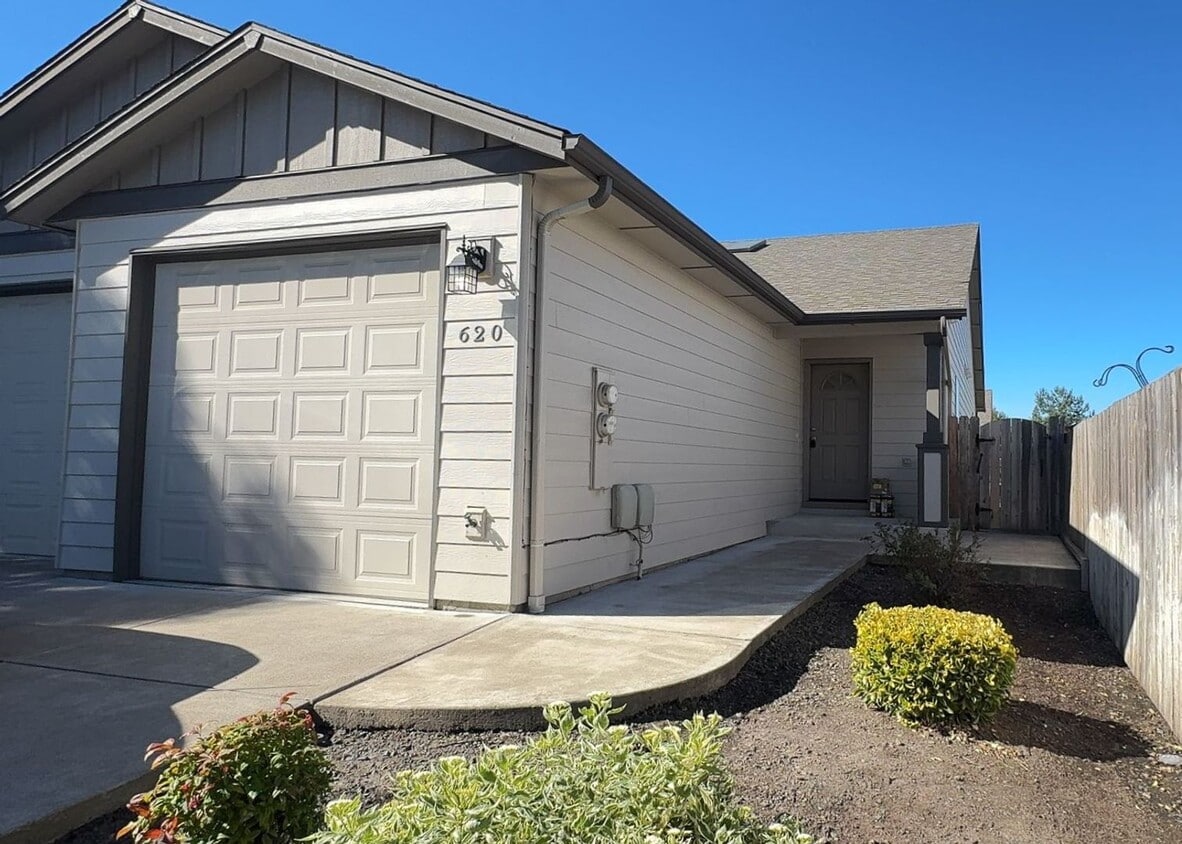 Primary Photo - 620-622 Ecols St S Monmouth, OR 97351