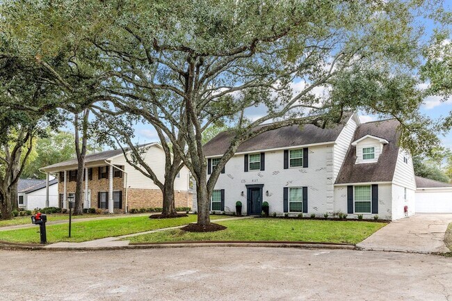 Building Photo - 827 Thicket Ln