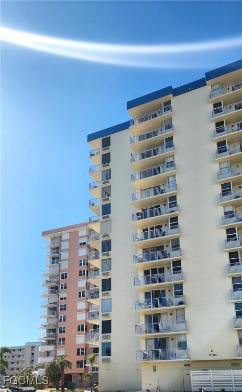 Foto del edificio - 7360 Estero Blvd