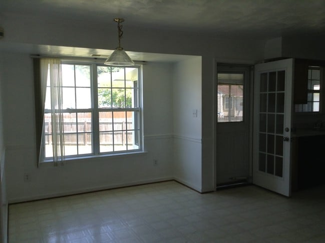 Building Photo - 904 Ingleside Rd