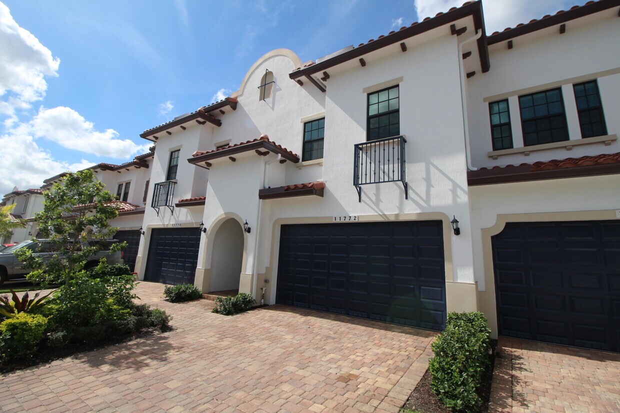 11772 SW 13th Ln, Pembroke Pines, FL 33025 Townhouse for Rent in