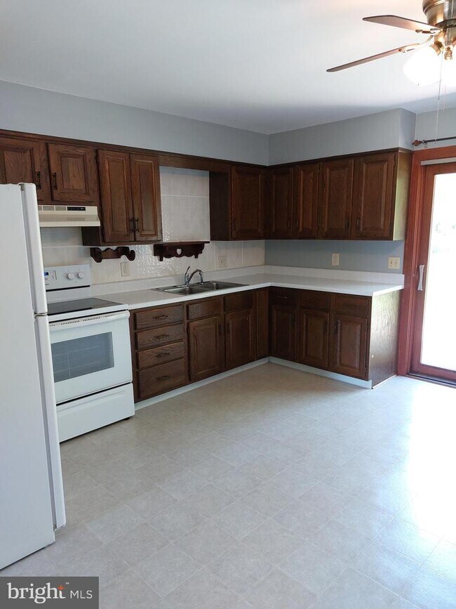 Building Photo - 110 Maple Dr