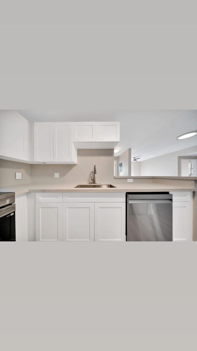 Building Photo - 185 SE 14th Ter