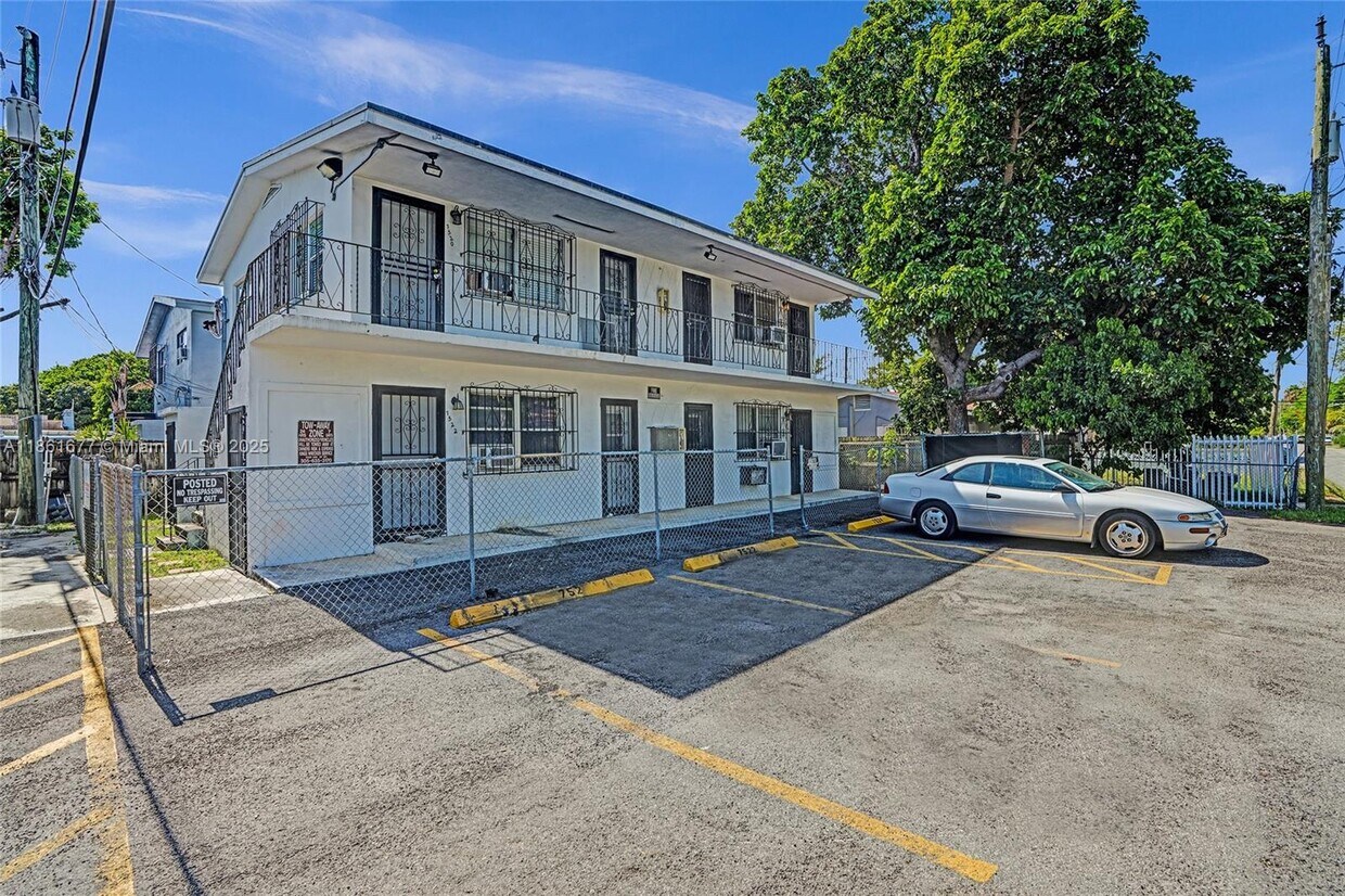Foto principal - 7520 NE Miami Ct