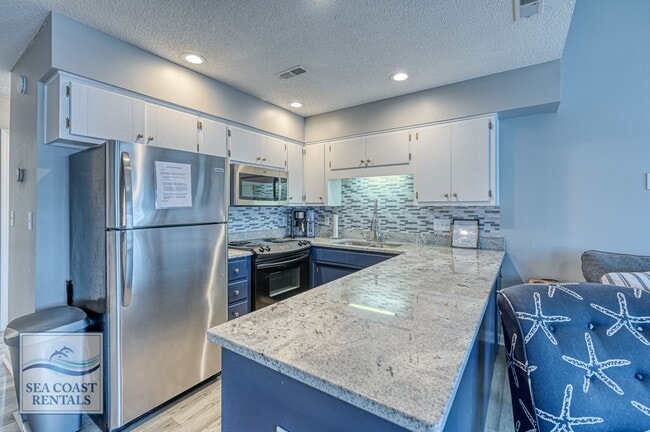 Building Photo - FULLY FURNISHED OFF-SEASON MONTHLY RENTAL ...