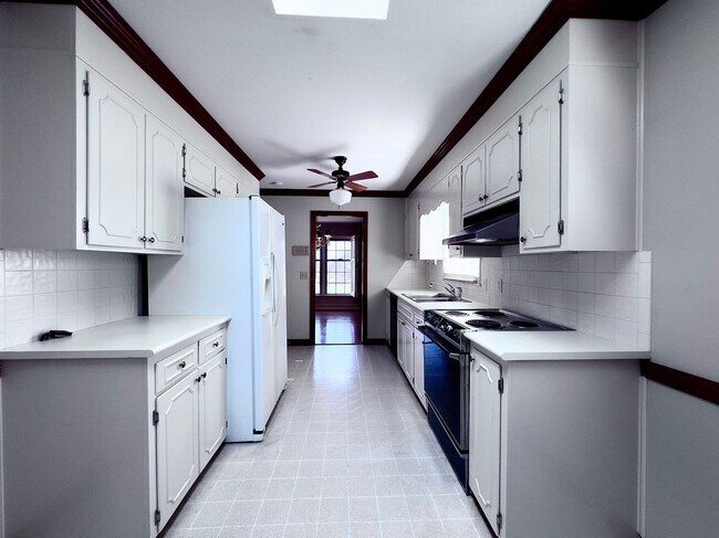 Foto del edificio - Spacious Brick Ranch w/Finished Basement